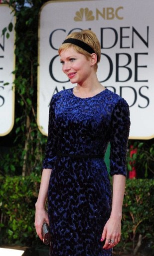2011 là năm đầy thành công của Michelle Williams. Cô tham dự buổi lễ với tư cách ngôi sao được đề cử giải "Nữ diễn viên chính xuất sắc nhất". Đầm nhung vằn xanh đen có thiết kế đơn giản, nhưng tinh tế và sang trọng.
